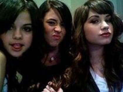 ANCFBIPMAMITKKRUUQX - me-selena and marissa