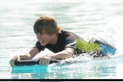 16179087_IWDDKQGIH - Justin Bieber in water with dolphin