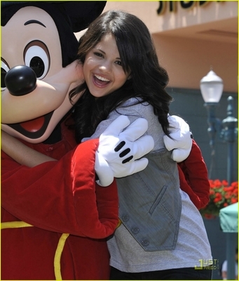 normal_selena-gomez-mickey-mouse-08