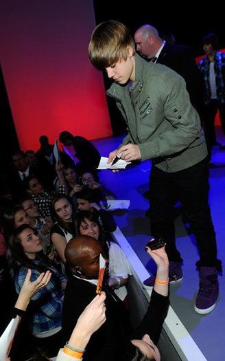 justin-bieber-031110-3