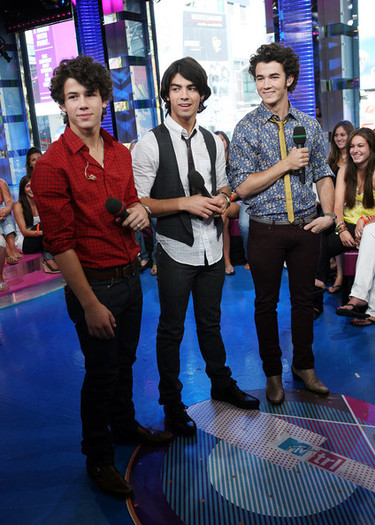 MTV TRL Present Jonas Brothers And Yung Berg (2)