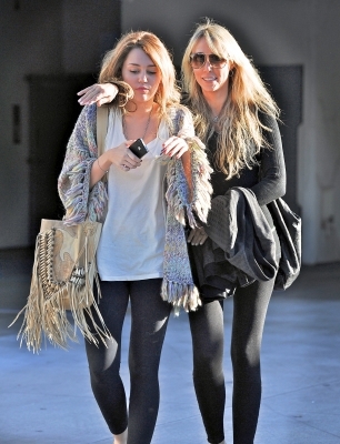 At a salon in Toluca Lake [26th November] (8) - 0 - Some Photos - 0