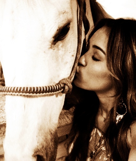 miley-cyrus-kissing-horse-picture - Miley Cyrus-My fav star