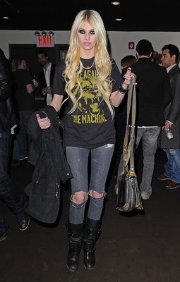 Taylor Momsen wearing a "The Machine" T-shirt
