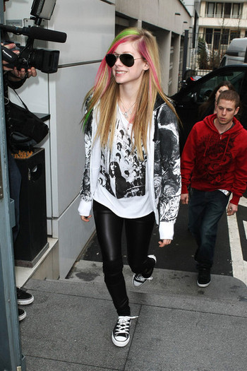 Avril - Colorful (K) (1)