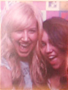 28102290_CPJNSHZCM - x TRL Photo Booth With Ashley Tisdale