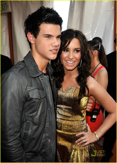 taylor-lautner-demi-lovato-2009-kids-choice-awards-04[1]