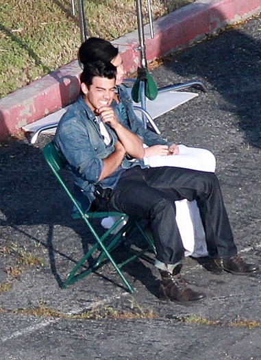 normal_JW_JoeDemivideoshootl0410_HQ-004 - JOE and Demi-at a videoshoot in the outskirts of LA