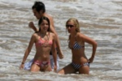 ashley_tisdale_bikini_candid_hawaii_july_2_2007_Letow3n_thumb - The beach