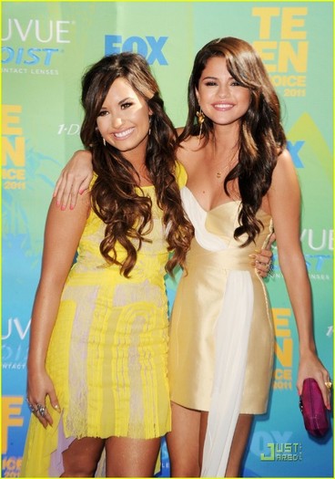 demi-lovato-selena-gomez-teen-choice-07 - TCAs 2011