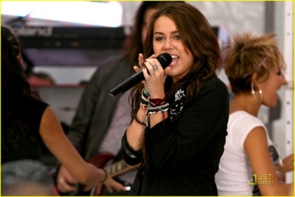 Smiley (5) - Miley Cyrus - TODAY show 28th August 2009