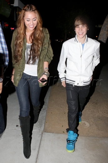 w3a6q - justin bieber and miley cyrus 11-05-2010