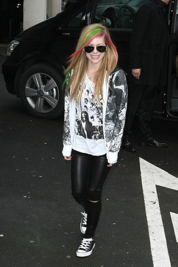 Avril - Colorful (K) (9)