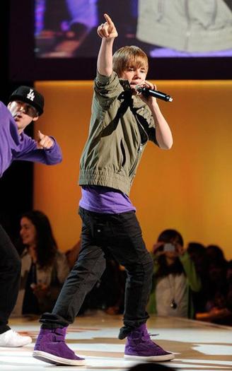 justin-bieber-031110-5