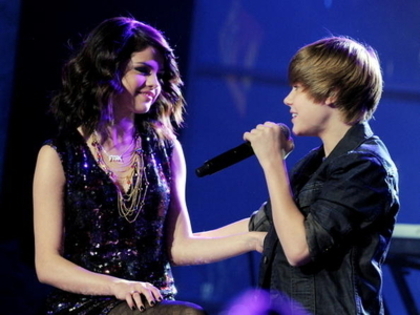 justin-and-selena-gomez-3-dick-clark-s-new-year-s-rockin-eve-justin-bieber-9695129-400-300