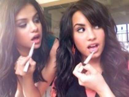 16228254_YHTMLFFNJ - Selena Gomez and Demi Lovato