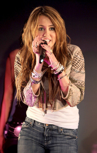 ITunes+LIVE+London+Miley+Cyrus+Performs+GS_MlHGklLJl