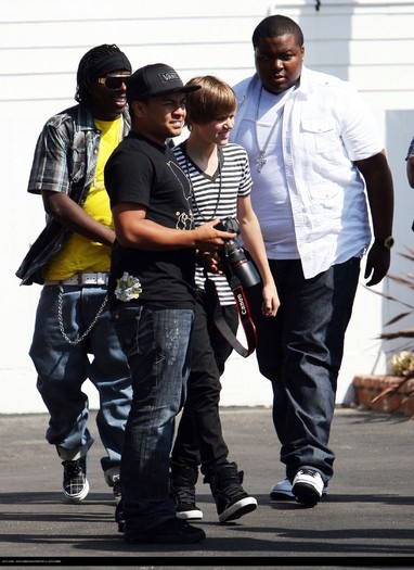  - Justin getting ice cream with Sean Kingston in his new lambourghini