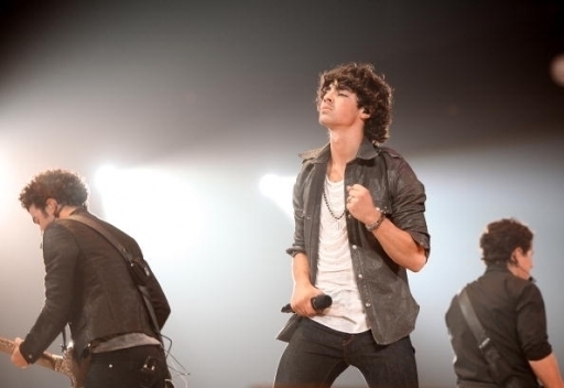 MHANWUHQAULTWFFEVSY - jonas brothers