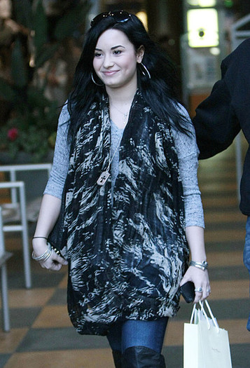 Demi+Lovato+Demi+Lovato+Shopping+Eating+Mall+9l-Wnuu81Bwl
