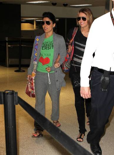 Miley-Cyrus_COM_LAXAirport_8Sept2010_25