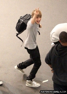 ~ ~ 2 ~ ~ - Justin Bieber Leaving New Zealand