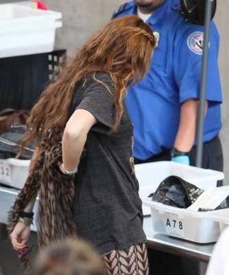 normal_06283_Preppie_Miley_Cyrus_at_LAX_Airport_13_122_397lo