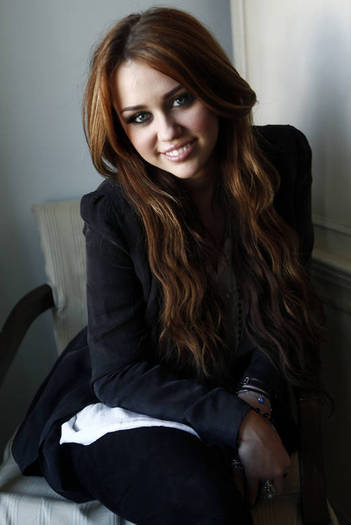 Miley-Cyrus_COM_LastSongPressConference_PhotoSession_09