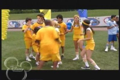 normal_013 - SGomez-Disney Channel Games Week 2 Screencaps