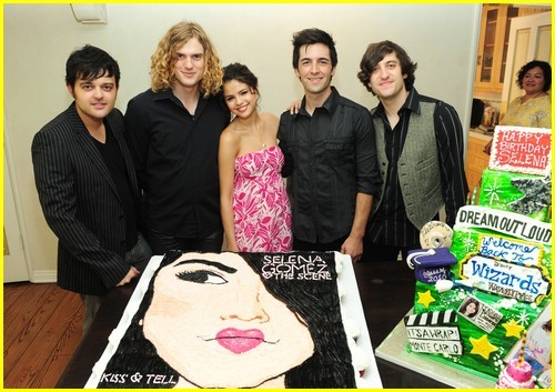 selena-gomez-cake-convention-05