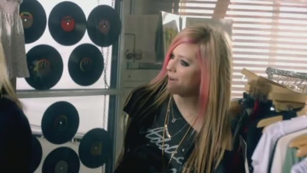 What-The-Hell-Screencaps-avril-lavigne-18775956-600-338 - WTH