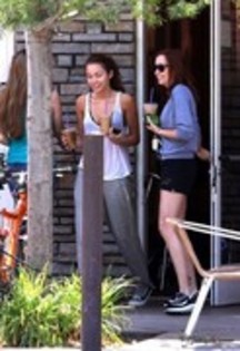 26264337_DOBYTFNDH - x Leaving Coffe Bean in Toluca Lake