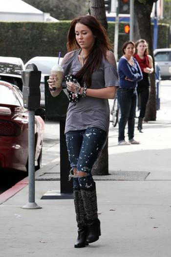 miley-cyrus_COM_CoffeeBean_9Jan2010_030