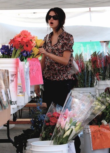 Selena+Gomez+Family+Out+Farmers+Market+cDGF_-UOIc2l