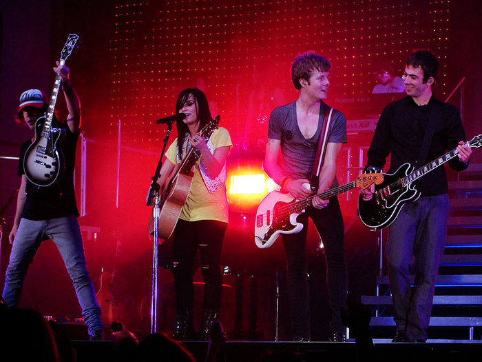 800px-Mike,_Demi,_Kevin_&_Drew - The Real Demi Lovato