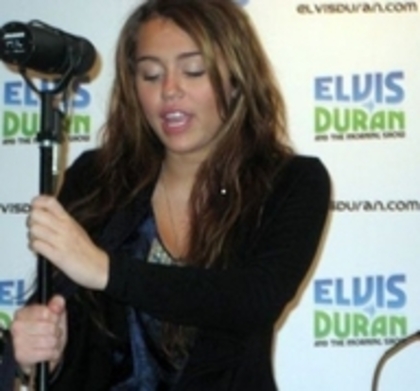 28081568_ZTFQXCEWL - x Miley at The Elvis Duran Show