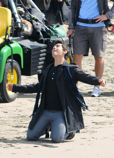 Joe Jonas drops to his knees while filming the Jonas Brothers TV show (11)