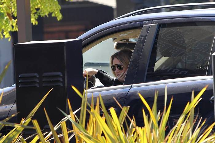 Miley-Cyrus_COM_StudioCity_11Sept2010_09