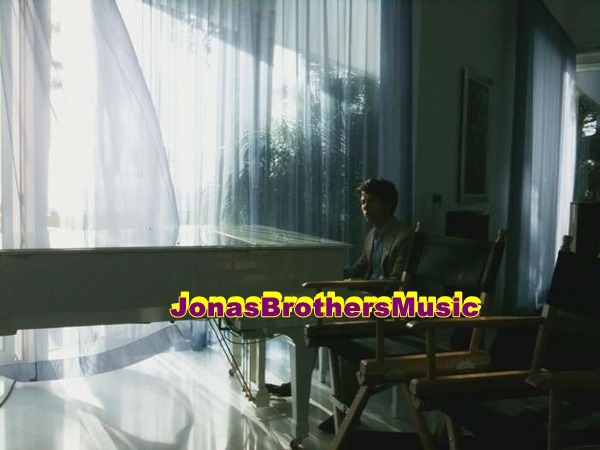  - Jonas LA-on the set