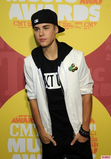 Justin-Bieber-2011-CMT-Awards-Red-Carpet-071