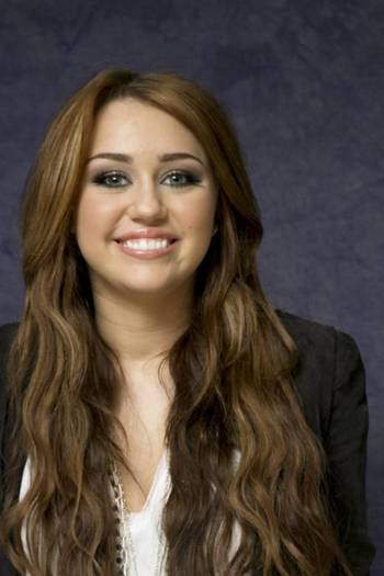 Miley-Cyrus_COM_TheLastSongMunawarHosainPortraitShoot_13March2010_114