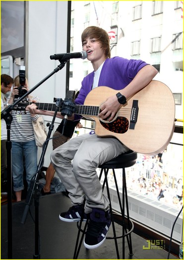 justin-bieber-nintendo-store-15