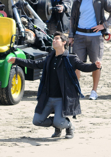 Joe Jonas drops to his knees while filming the Jonas Brothers TV show (3)