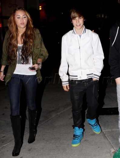 24qmfwi - justin bieber and miley cyrus 11-05-2010