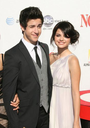 Selena-at-the-2008-ALMA-AWARDS-selena-gomez-2117195-351-500