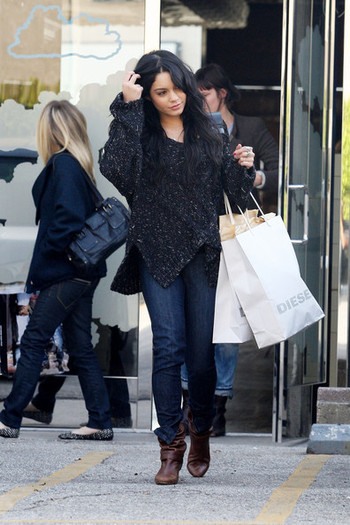 Vanessa+Hudgens+shops+Diesel+clothing+store+aod9OMLk6UHl