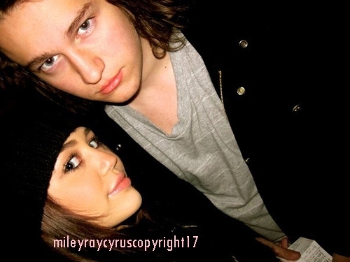 Miley-Cyrus-miley-cyrus-9456341-500-375 (1)