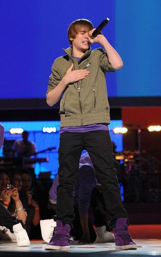 justin-bieber-031110-6