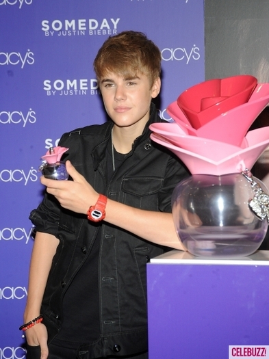 Justin-Bieber-attacked-Macys-Fragrance-Event-in-NYC-2-435x580