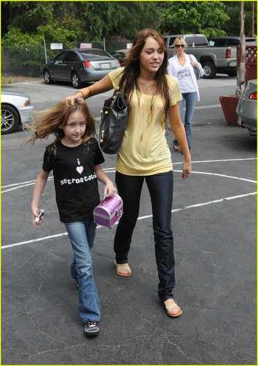 miley-cyrus-duck-duck-goose-04 - my sister Noah Cyrus